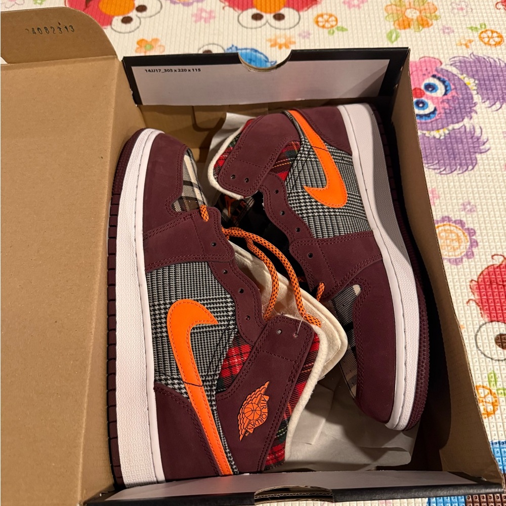 Jordan Air 1 Mid SE (GS) in Night Maroon and Total Orange - Picture 2 of 6
